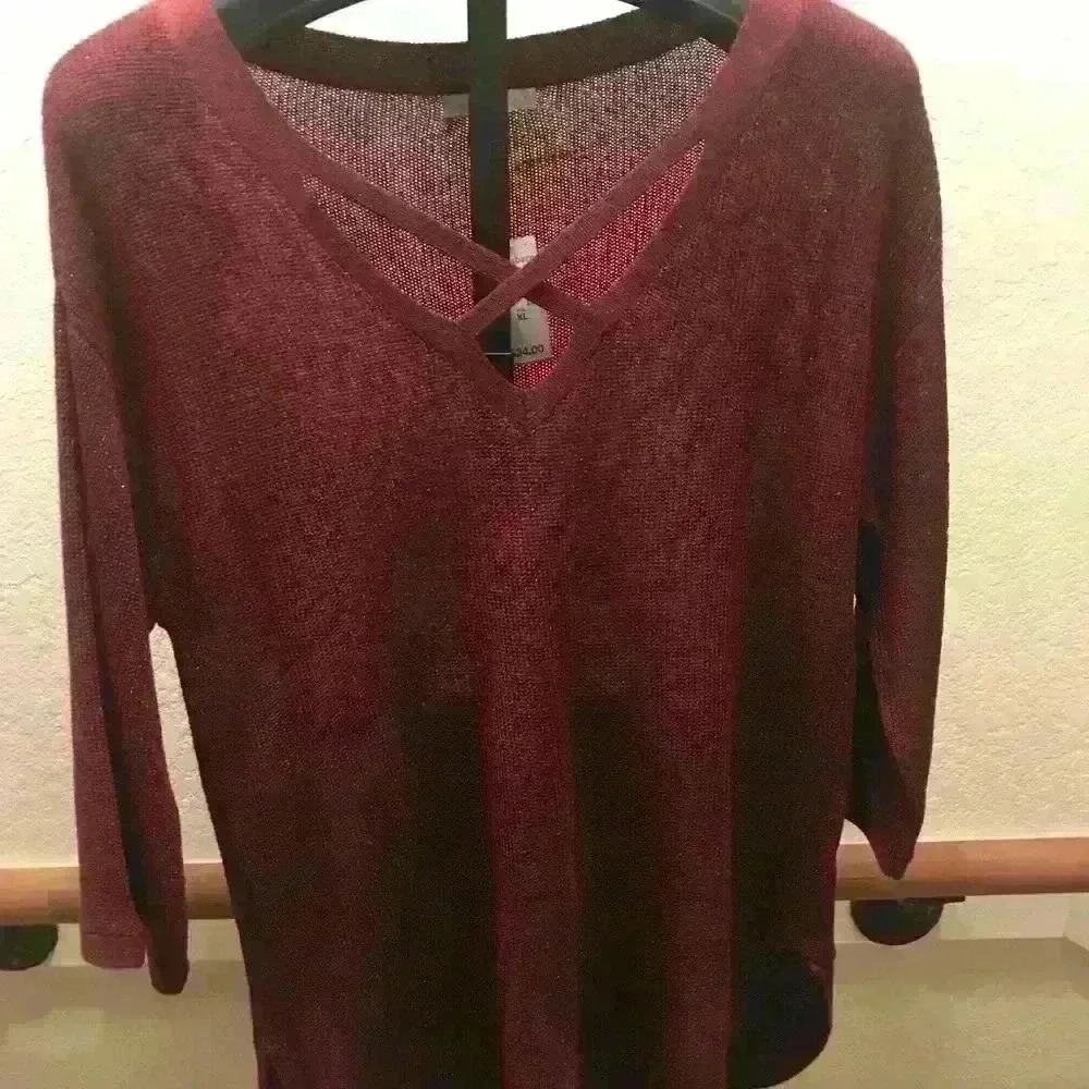 Beautiful Cranberry Sweater‎ - Picture 2 of 3
